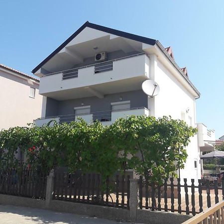Apartmani Kuzmic Vrsi Exterior photo