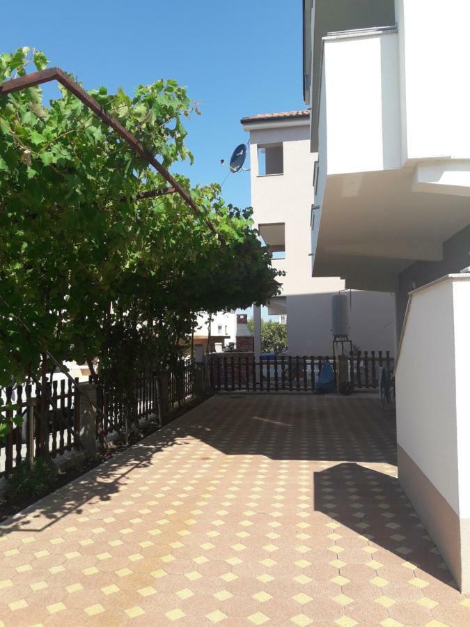 Apartmani Kuzmic Vrsi Exterior photo