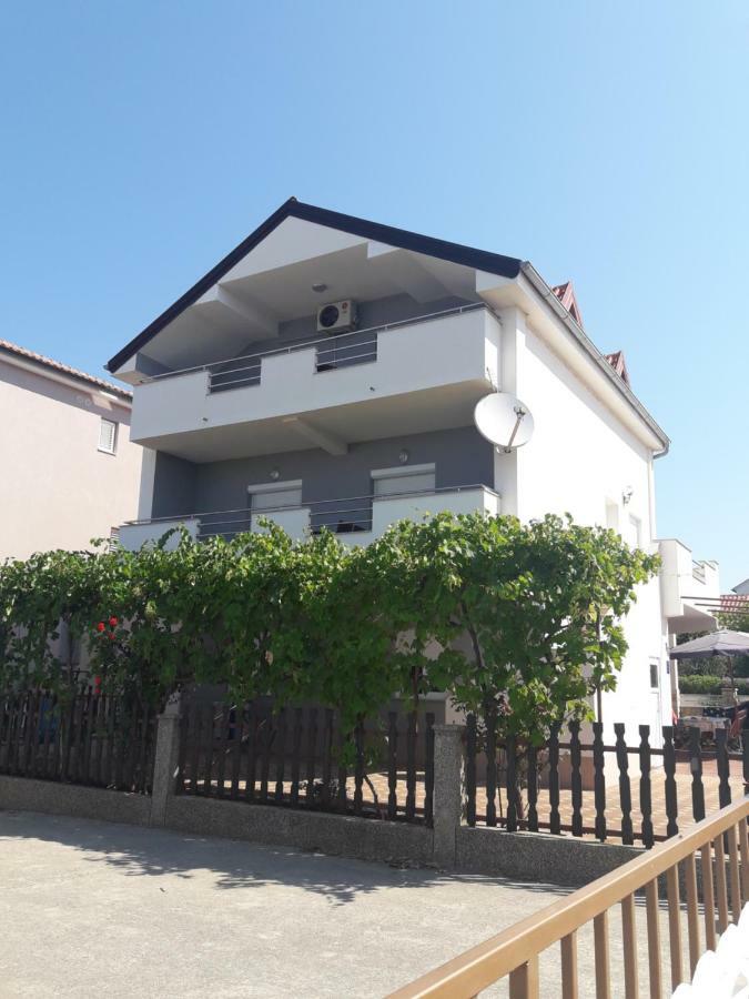 Apartmani Kuzmic Vrsi Exterior photo